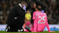 Kiper Manchester City asal Italia nomor punggung 25, Gianluigi Donnarumma, menerima perawatan medis dalam pertandingan Liga nggris antara Manchester City dan Leeds United di Stadion Etihad, Manchester, Inggris barat laut, pada 29 November 2025. (Oli SCARF/AFP)