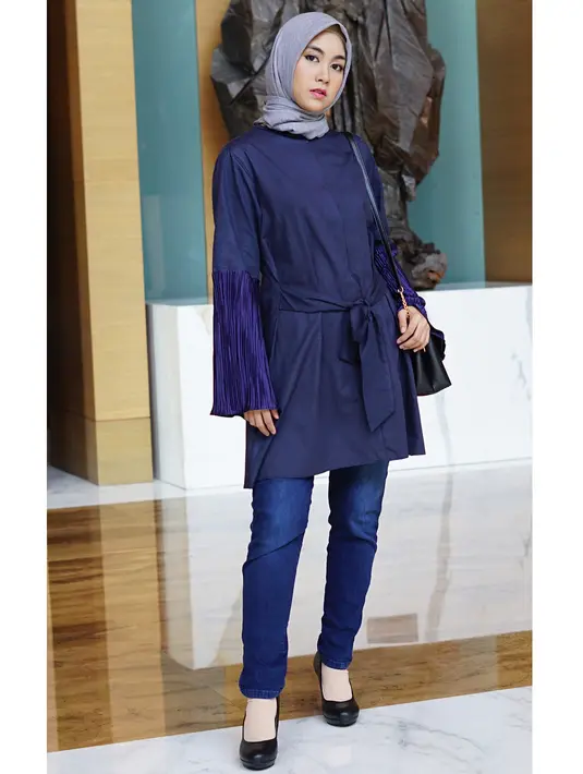 Mantan personel girl band Cherry Belle ini sellau berhasil tampil memesona dengan hijab dan padu-padan busana yang dikenakannya dalam keseharian. (Instagram/anisarahma_12)