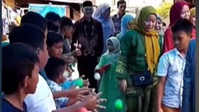 Pengantin Pakai Iringan Bocah Main Lato-lato di Acara Pernikahan