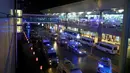 Sejumlah mobil ambulans didatangkan ke lokasi ledakan bom bunuh diri di Bandara Atarturk, Istanbul, Turki, Selasa (28/6). Ledakan bom tersebut terjadi di area kedatangan bandara, di mana pelaku berjumlah tiga orang. (REUTERS/Osman Orsal)