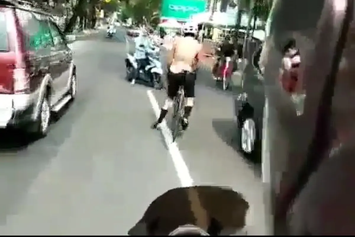 Pesepeda hampir bertabrakan dengan emak-emak naik motor