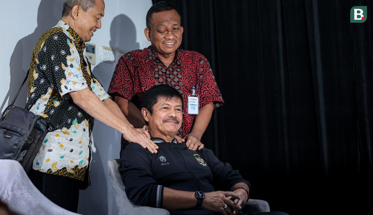 Direktur Teknik PSSI, Indra Sjafri mendapatkan pijatan dari terapis setelah memberikan keterangan kepada media terkait kondisi terbaru Timnas Indonesia U-17 selama Piala Dunia U-17 yang berlangsung di Information Center Piala Dunia U-17, Grand Swiss-Belhotel, Jalan Bintoro, Surabaya, Sabtu (11/11/2023). (Bola.com/Bagaskara Lazuardi)