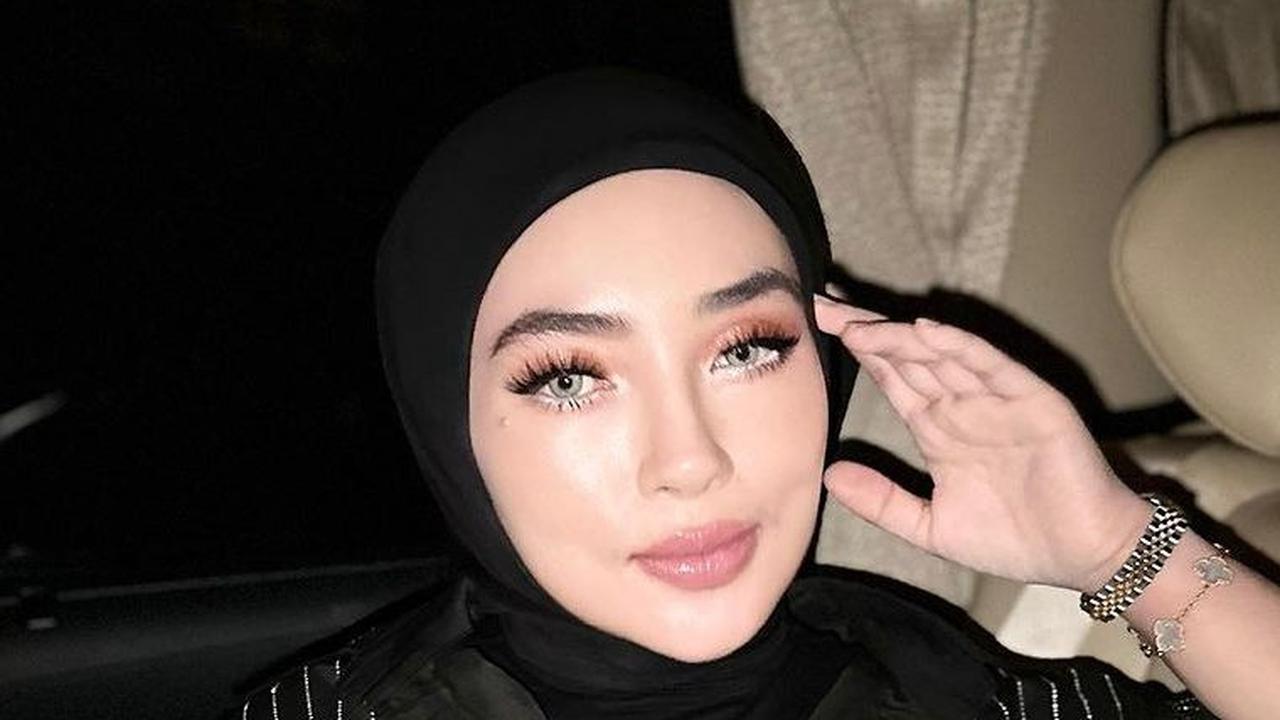 Sebelum berhasil dengan bisnis sendiri, Shella dulunya adalah seorang reseller. Ia menjualkan produk orang lain dan mengambil keuntungan dari penjualan itu. Keuntungan itu kemudian ia putar sampai mampu membangun bisnis sendiri.