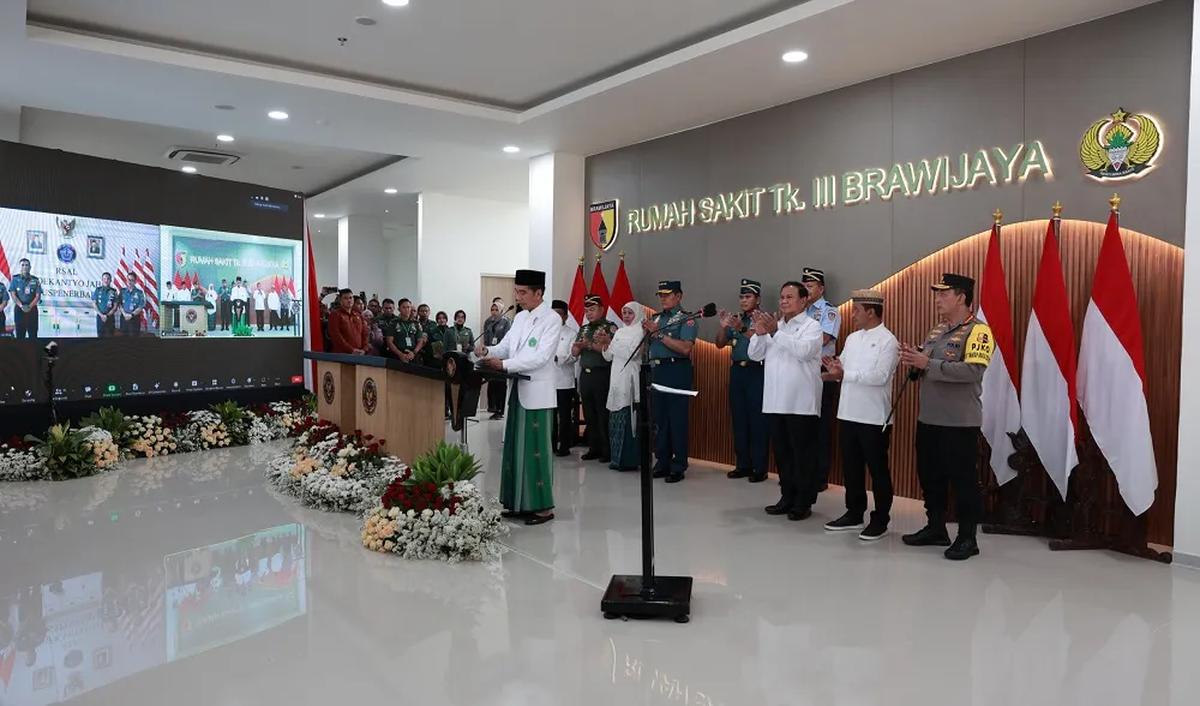 Jokowi didampingi Menhan Prabowo Subianto, Gubernur Jawa Timur Khofifah Indar Parawansa, Menteri Investasi/Kepala BKPM Bahlil Lahadalia, Mensesneg Pratikno.