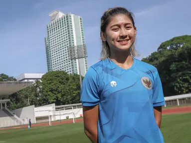 Tak ada yang salah jika penggemar sepak bola yang mayoritas dihuni kaum pria menyebut Zahra Muzdalifah merupakan bentuk paket komplit dari seorang pesepak bola wanita. Pasalnya, parasnya yang menawan tak kalah cantik dari skill sepak bolanya di lapangan. (Bola.com/Bagaskara Lazuardi)