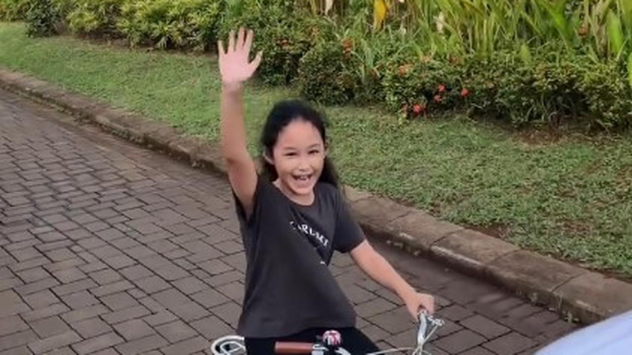 Penampilan Pasha Ungu Temani Anak Bersepeda, Kenakan Kaos Oblong dan Peci - Gaya Khas Bapak-Bapak
