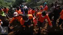 Tim penyelamat beserta relawan membawa jenazah yang berhasil di evakuasi, Desa Caok,Purworejo, Jawa Tengah, Selasa, (21/6). Evakusai hari ke tiga pasca longsor petugas berhasil menemukan dua jenazah di dusun tersebut. (Boy Harjanto)