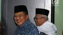 Wapres Jusuf Kalla (kiri) dan Ketua Umum MUI MUI Ma'ruf Amin saat tiba di Kantor MUI, Jakarta, Selasa (6/3). Berdasarkan informasi, JK dan MUI juga membahas rencana pertemuan ulama Indonesia, Afghanistan, dan Pakistan. (Liputan6.com/Angga Yuniar)