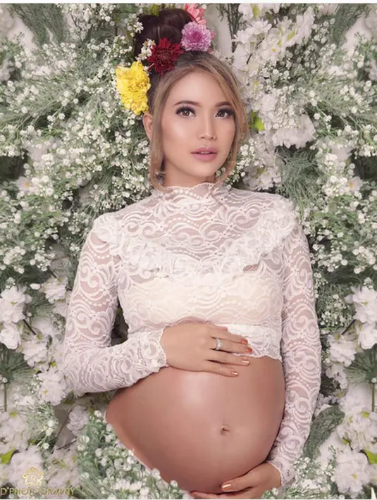 Kehamilan Kinaroyosih makin membesar pada kehamilan keduanya. Kini, usia kandungan istri Brett Money itu telah menginjak usia tujuh bulan. Ia juga melakukan maternity shoot seperti banyak selebriti. (Instagram/kinaryosihmoney)