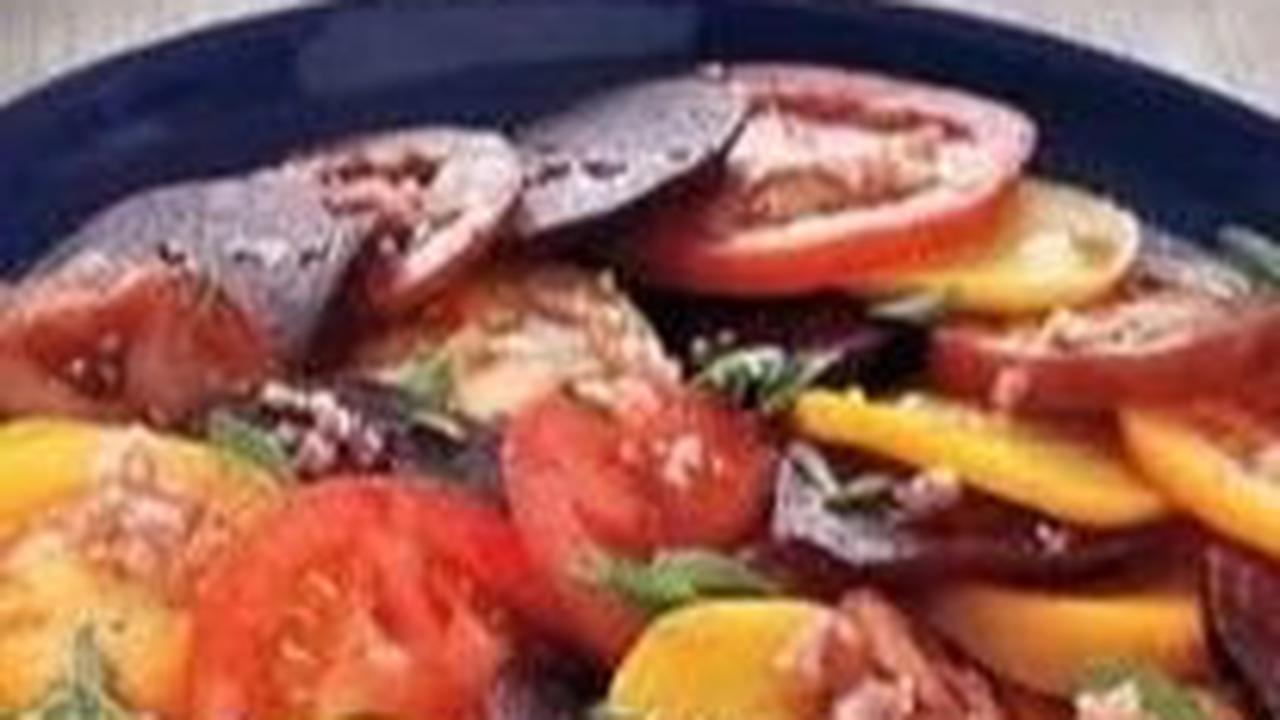 9. Cara Mengolah Buah Bit untuk Meningkatkan HB: Salad Bit dan Tomat<br>