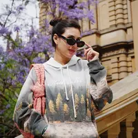 Setibanya di Australia beberapa waktu lalu, Syahnaz langsung difoto sang suami. Saat itu, ibu dua anak ini tampil sederhana dengan hoodie. Penampilannya memukau ketika dia memakai sungleses.