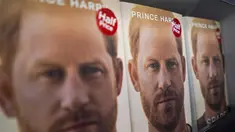 Buku baru karya Pangeran Harry berjudul "Spare" ditempatkan di rak toko buku saat pembukaan tengah malam di London, Selasa (10/1/2023). Memoar Pangeran Harry "Spare" tiba di toko buku pada hari Selasa, menyediakan beragam potret Duke of Sussex dan keluarga kerajaan. (AP/Alberto Pezzali)