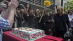 Drummer The Beatles, Ringo Starr memberi salam kepada para penggemar saat merayakan ulang tahunnya yang ke-75 di Los Angeles, California, Selasa (7/7/2015). Acara perayaan ulang tahun tersebut bertema Peace & Love. (REUTERS/Mario Anzuoni)