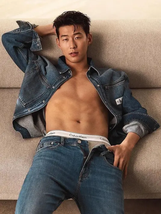 <p>Lantaran mengenakan topeng berwarna hitam, Son Heung Min jadi sorotan publik. [Foto: instagram.com/calvinklein]</p>