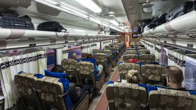Liburan naik kereta api