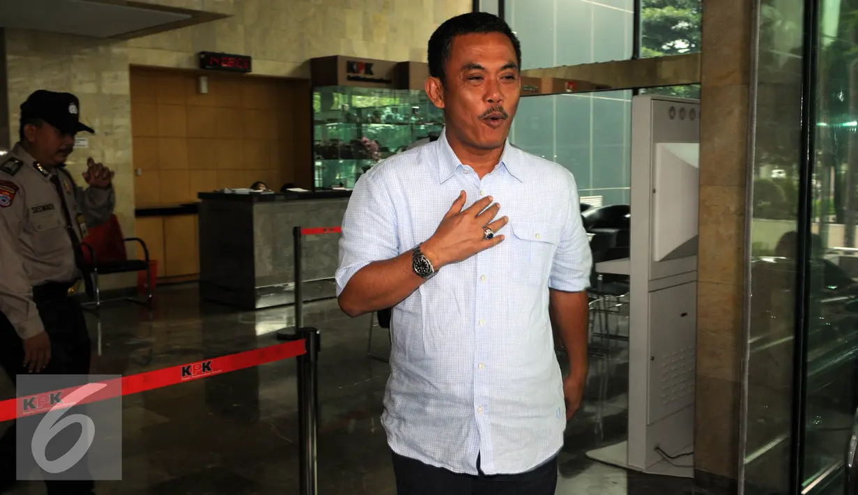 Ketua DPRD DKI Jakarta, Prasetyo Edi Marsudi berjalan keluar usai memenuhi panggilan KPK sebagai saksi Mohamad Sanusi terkait suap pembahasan dua Raperda Reklamasi Pantai Utara Jakarta, Selasa (14/6). (Liputan6.com/Faizal Fanani)
