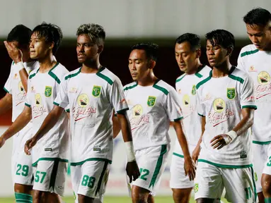 Pemain Persebaya Surabaya tampak lesu usai ditaklukkan Persib Bandung pada laga perempat final Piala Menpora 2021 di Stadion Maguwoharjo, Sleman, Minggu (11/4/2021). Persib Bandung menang atas Persebaya Surabaya 3-2 dan hasil ini membawa Maung Bandung ke semifinal.  (Bola.com/M Iqbal Ichsan)