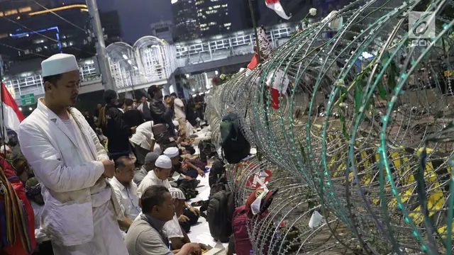 Massa Aksi Buka Puasa dan Salat Magrib di Depan Gedung Bawaslu