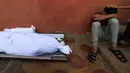 Orang-orang tergeletak di kedua sisi koridor, hanya menyisakan ruang sempit bagi siapa pun untuk berjalan. (Mahmud HAMS / AFP)