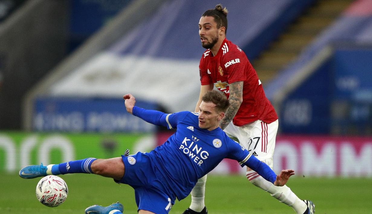 Gelandang Leicester City, Marc Albrighton (kiri) berebut bola dengan bek Manchester United, Alex Telles dalam laga perempatfinal Piala FA 2020/2021 di King Power Stadium, Minggu (21/3/2021). Leicester menang 3-1 atas Manchester United. (AP/Ian Walton/Pool)