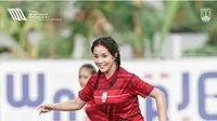 Shafira Ika Putri bermain bola. (Instagram/shafiraikaputri13)