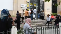 Orang-orang yang mengenakan masker mengantre untuk memasuki kantor pos di Tunis, Tunisia, pada 5 Oktober 2020. Perdana Menteri Tunisia Hichem Mechichi pada 3 Oktober mengumumkan serangkaian langkah untuk membatasi penyebaran cepat COVID-19 di negara tersebut. (Xinhua/Adel Ezzine)
