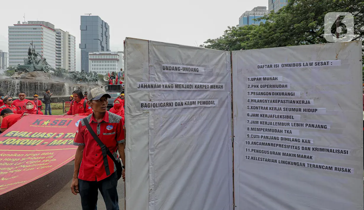 Massa buruh yang tergabung dalam Gerakan Buruh Bersama Rakyat (GEBRAK) menggelar demo di kawasan di Patung Kuda, Jakarta Pusat, Kamis (20/10/2022). Mereka menuntut harga bahan bakar minyak (BBM) diturunkan hingga mendesak pemerintah mencabut UU Cipta Kerja (Ciptaker). (Liputan6.com/Faizal Fanani)