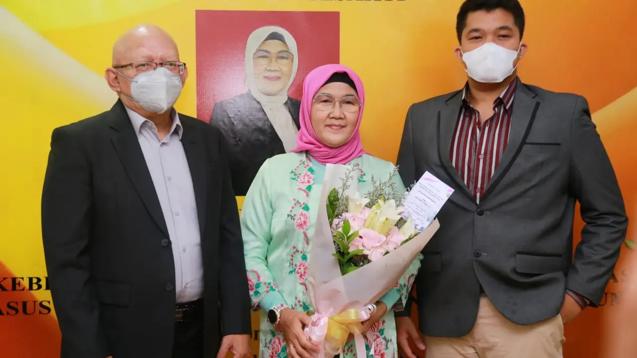 Menaker Puji Haiyani Rumondang, Raih Doktor dengan Cum Laude