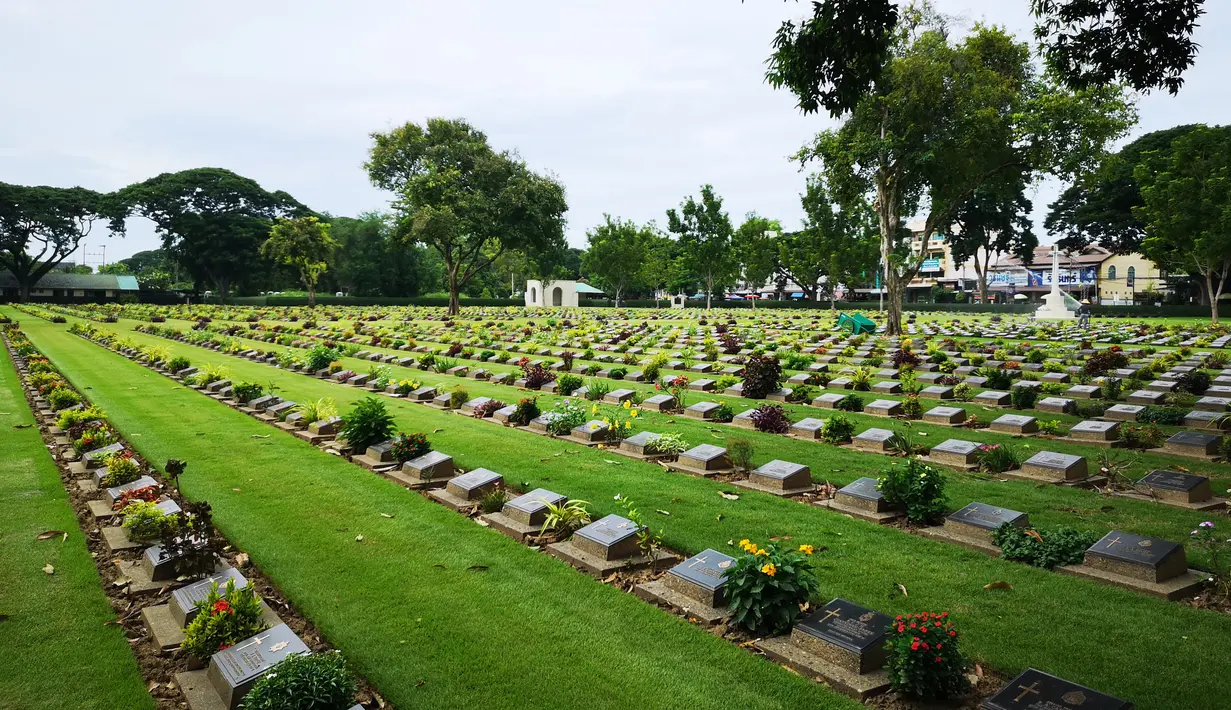 Pemakaman Perang Kanchanaburi, lokasi pemakaman bagi sekitar 7.000 tahanan perang, di Kanchanaburi, Thailand pada 19 Agustus 2020. Puluhan ribu orang tewas selama proses pembangunan, sehingga jalur sepanjang 415 km itu dikenal dengan nama "Death Railway" (Jalur Kereta Kematian). (Xinhua/Ren Qian)
