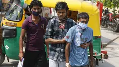 Kerabat tiba dengan pasien COVID-19 di rumah sakit pemerintah khusus COVID-19 di Ahmedabad, India, pada Selasa (27/4/2021). Kasus virus corona di India melonjak lebih cepat dari tempat lain di dunia. (AP Photo/Ajit Solanki)