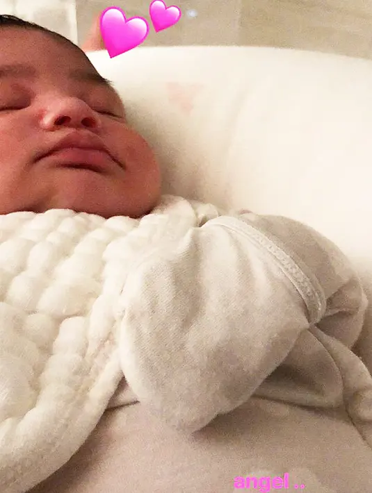 Kini dirinya pun mengunggah Stormi ketika sedang tidur. Tentu saja wajahnya yang imut pun terlihat jelas. (instagram/kyliejenner)