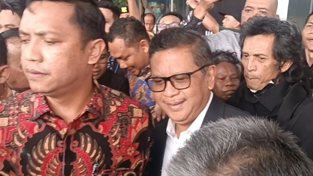 Senyum Hasto Kristiyanto usai Diperiksa KPK, Simpatisan Memeluk Sambil Teriak Merdeka