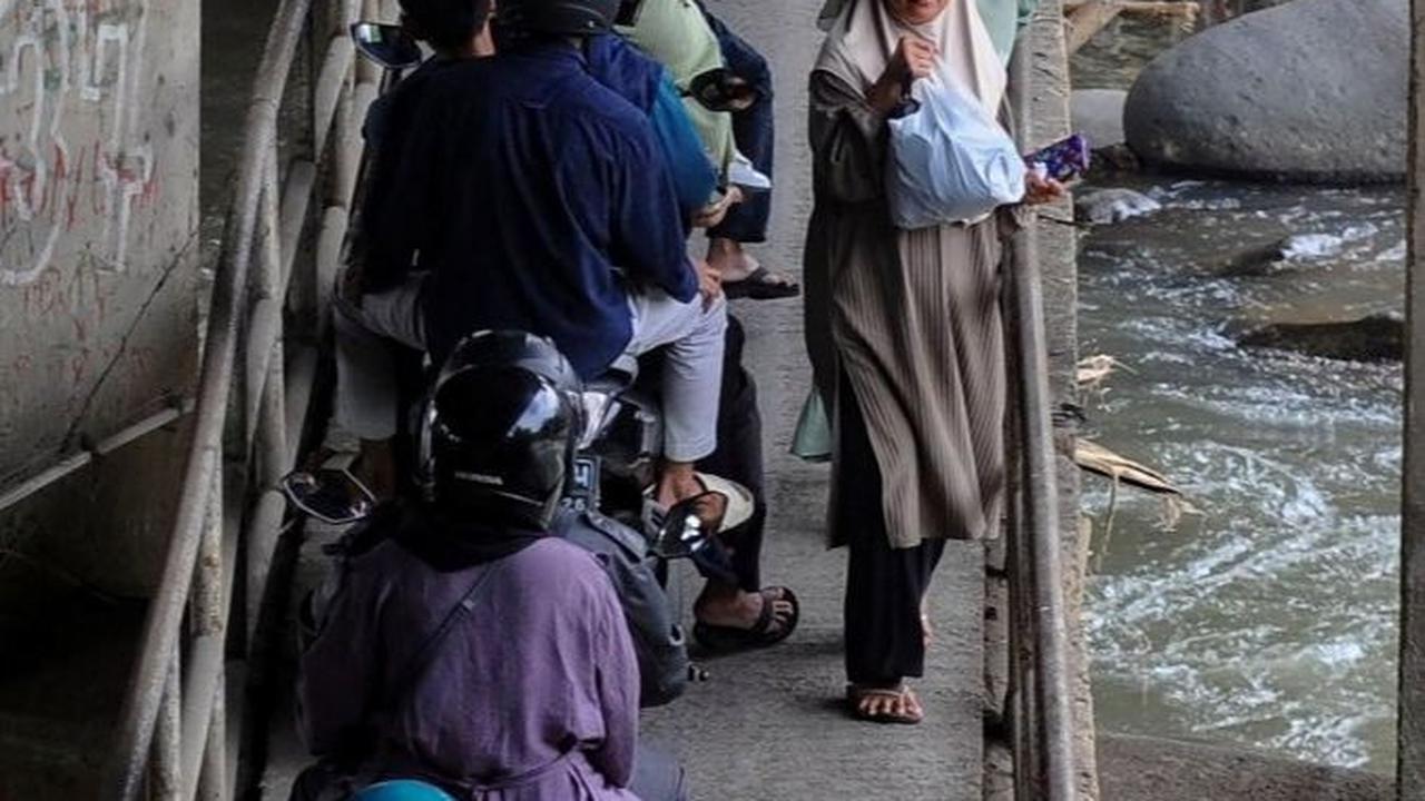 Meski begitu, para pengendara sepeda motor diminta agar selalu berhati-hati ketika melintasi jalur ini, karena sesekali harus berpapasan dengan pejalan kaki. Foto: merdeka.com / Arie Basuki