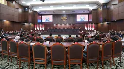 Suasana sidang pengucapan putusan perkara Perselisihan Hasil Pemilihan Umum (PHPU) terkait syarat pendidikan dan keabsahan ijazah Wakil Presiden Gibran Rakabuming Raka di Ruang Sidang 1 Gedung MK, Jakarta Pusat, Selasa (6/10/2026). (KLY/Budy Santoso)