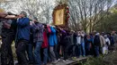 Jemaat Kristen Ortodoks menggotong simbol Perawan Maria selama prosesi keagamaan tahunan di Biara Bachkovo, Bulgaria (9/4). Prosesi ini digelar setiap tahun pada hari kedua Paskah Ortodoks. (AFP Photo/Nikolay Doychinov)