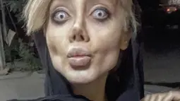 Sahar Tabar berselfie mengenakan busana hitam. Tidak hanya operasi plastik selama 50 kali, Sahar juga menjalani diet demi mendapatkan berat badan 40 kg. (Instagram/sahartabar_official)