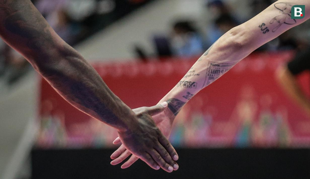 Ragam tato milik pebasket Timnas Korea Selatan, Choi Jun-yong (kanan) dan Ra Gun-ah saat matchday pertama Grup B FIBA Asia Cup 2022 melawan Timnas Basket China di Istora Senayan, Jakarta, Selasa (12/07/2022). (Bola.com/Bagaskara Lazuardi)