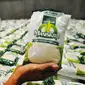 Pekerja menunjukkan gula pasir di Gudang Bulog Jakarta, Selasa (14/2). Kemendag menyatakan, penetapan harga eceran tertinggi (HET) gula kristal putih sebesar Rp12.500 per kilogram akan dilakukan pada bulan Maret 2017. (Liputan6.com/Angga Yuniar)