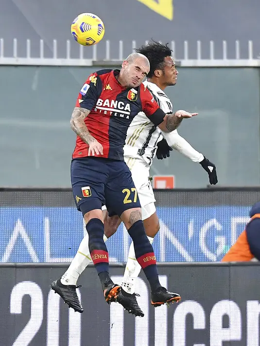 Pemain Juventus Juan Cuadrado (belakang) berebut bola udara dengan pemain Genoa Stefano Sturaro pada pertandingan Serie A Italia di Stadion Luigi Ferraris, Genoa, Italia, Minggu (13/12/2020). Juventus menang 3-1. (Tano Pecoraro/LaPresse via AP)