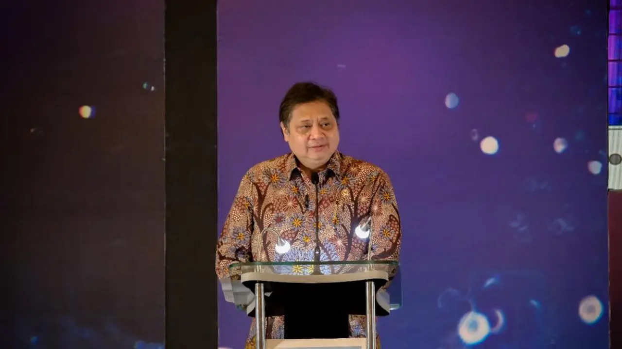 Menteri Koordinator Bidang Perekonomian Airlangga Hartarto memberikan keynote speech pada acara Penganugerahan Bisnis Indonesia Award 2022 dengan tema “Bangkit pada Tahun Perubahan”, Senin (15/8/2022). (Sumber ekon.go.id)