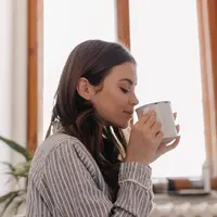 Mengenal fika, tradisi rehat kopi ala Swedia yang mengajak menikmati secangkir kopi, camilan, dan waktu berkualitas untuk sejenak melepas stres dari kesibukan. (Foto/Dok: Magnific)