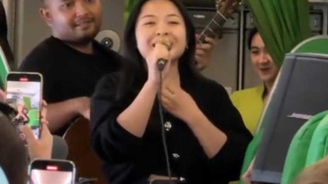 Pria Ini Dapati Bernadya Nyanyi di Pesawat, Aksinya Curi Perhatian