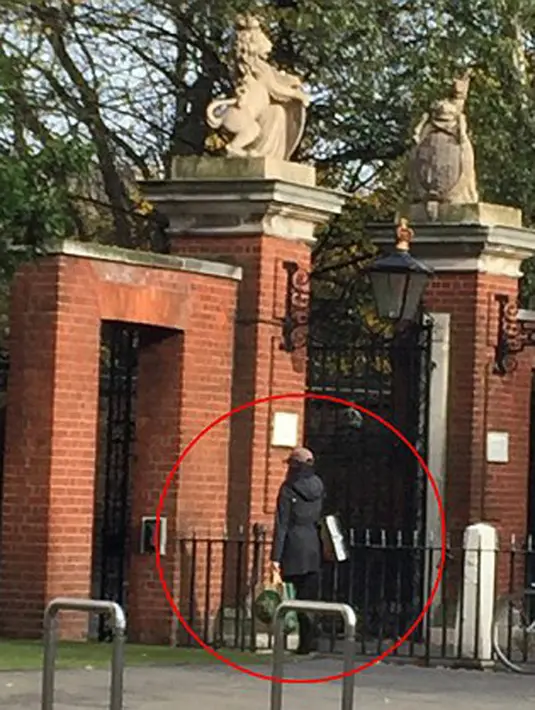 Melasir Dailymail (11/11), Meghan tertangkap tampak berada di depan gerbang pintu Kerajaan Kensington dengan menjinjing sejumlah kantong belanjaan. (doc.Dailymail.com)