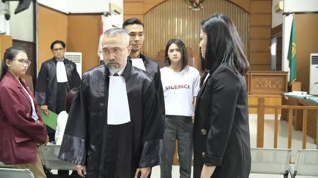 Lukman Sardi sebagai Guntur dalam film Saat Aku Bersuara. (Foto: Dok. Arjuna Mega Films/ Lex Pictures/ Rain Creation)