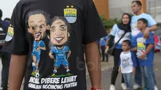"Tidak akan dikasih lewat kalau tidak bilang permisi" adalah kutipan pada baju Bobotoh bergambar Essien di Stadion Pakansari, Bogor (22/4/2017). Kedatangan Bobotoh ini untuk menyaksikan laga PS TNI melawan Persib Bandung. (Bola.com/Nicklas Hanoatubun)