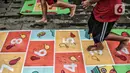 Anak-anak bermain permainan tradisional di kawasan Kota Tua, Jakarta Barat, Minggu (13/11/2022). Kawasan Kota Tua Jakarta menggelar Festival Permainan Tradisional. (merdeka.com/Iqbal S. Nugroho)