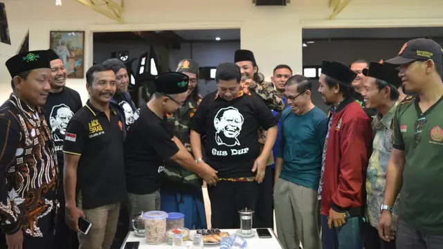 Para pegiat NU mengenakan kaos Gusdurian untuk Uskup Purwokerto, Mgr. Tri Harsono, dalam misa Ultah ke-9 Paroki Majenang, Cilacap. (Foto: Liputan6.com/Gusdurian CLP/Muhamad Ridlo)