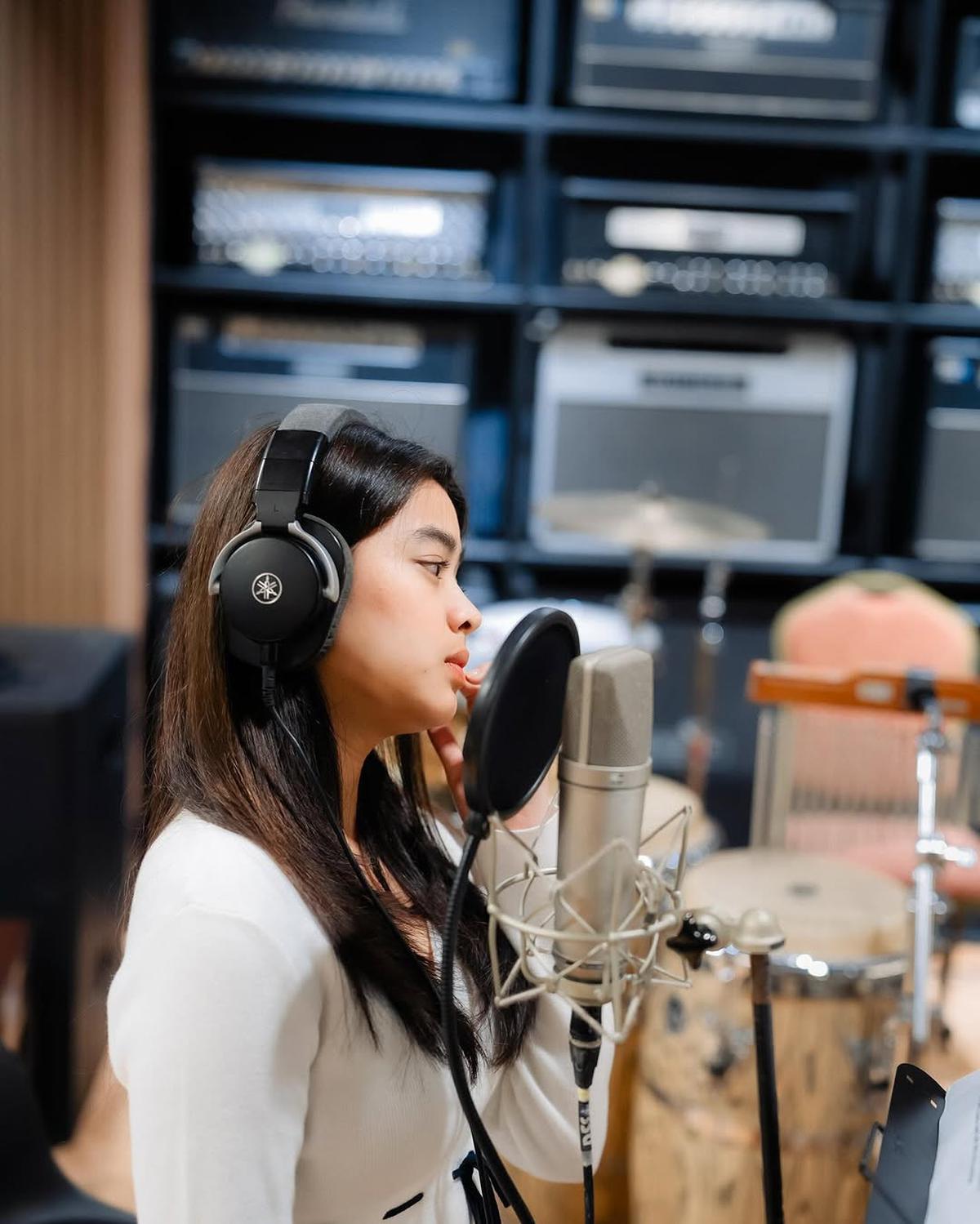 4 Potret Aqeela Calista Saat Rekaman Lagu, Isyaratkan Akan Rilis Single Baru dalam Waktu Dekat?