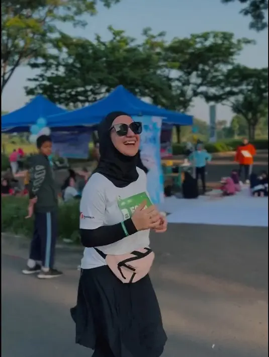 Ditengak kisruh rumah tangganya, ia tampak senang dan banyak mengumbar senyum. "Too much Fun !!! 🥳 @runforhumanityofficial," tulis Irish Bella.[Instagram/_irishbella_]