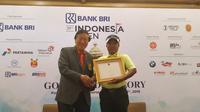 Di sela-sela turnamen golf Indonesia Open 2019, Ketua Umum PB PGI, Murdaya Po memberikan penghargaan untuk pegolf legendaris Indonesia, Kasiyadi (kanan) atas prestasinya (Liputan6.com/Defri Saefullah)